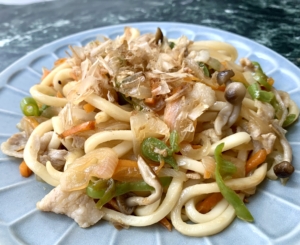 味付けはこれだけ！ キノエネステーキソースで焼きうどん