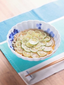 キノエネのめんつゆ「千歳」でサッパリ美味しいすだちうどん