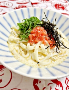 残暑にもさっぱり味わえる♪ 明太クリームうどん　