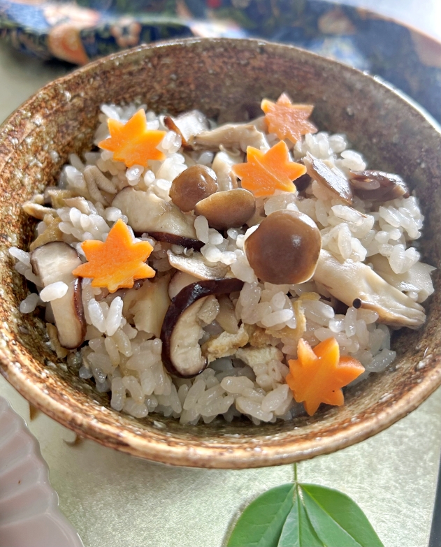 化学調味料不使用！白しょうゆを使った『３種のきのこの炊き込みごはん』