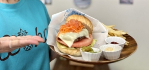 富里発！命と地域への感謝を込めた季節限定「スイカバーガー」　ハワイアンカフェ「バンビカファウン」