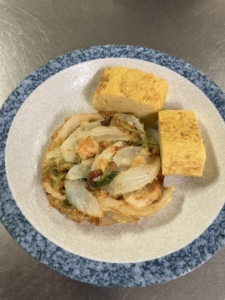 「旬を食べようよ」サークルの料理桜エビのかき揚げと江戸前卵焼き