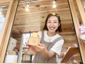 地域に笑顔を運ぶジェラートキッチンカー「いいこと」