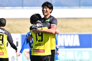 熱い夏、優勝目指してスタジアムへ行こう