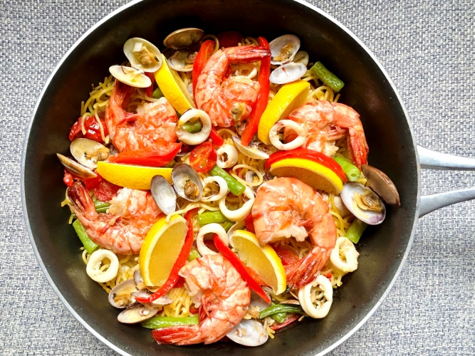 切り落としパスタでパエリア ～フィデウア～　