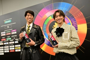 煌めくトロフィーを握りしめて