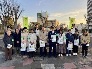 外国人と市民、警察が合同パトロール