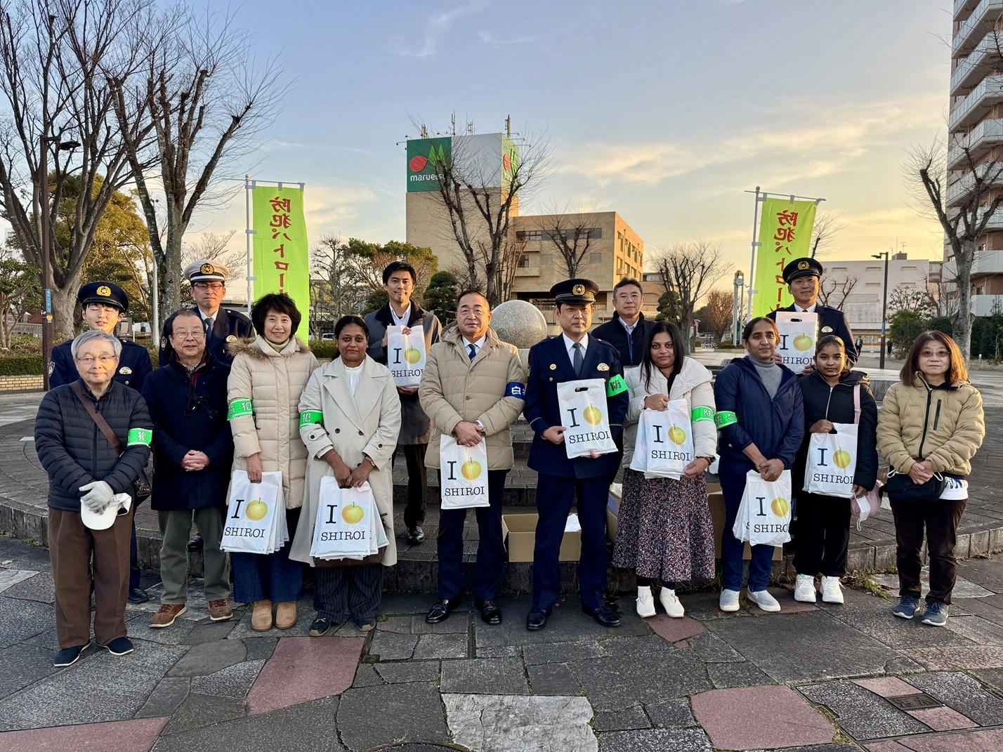 外国人と市民、警察が合同パトロール
