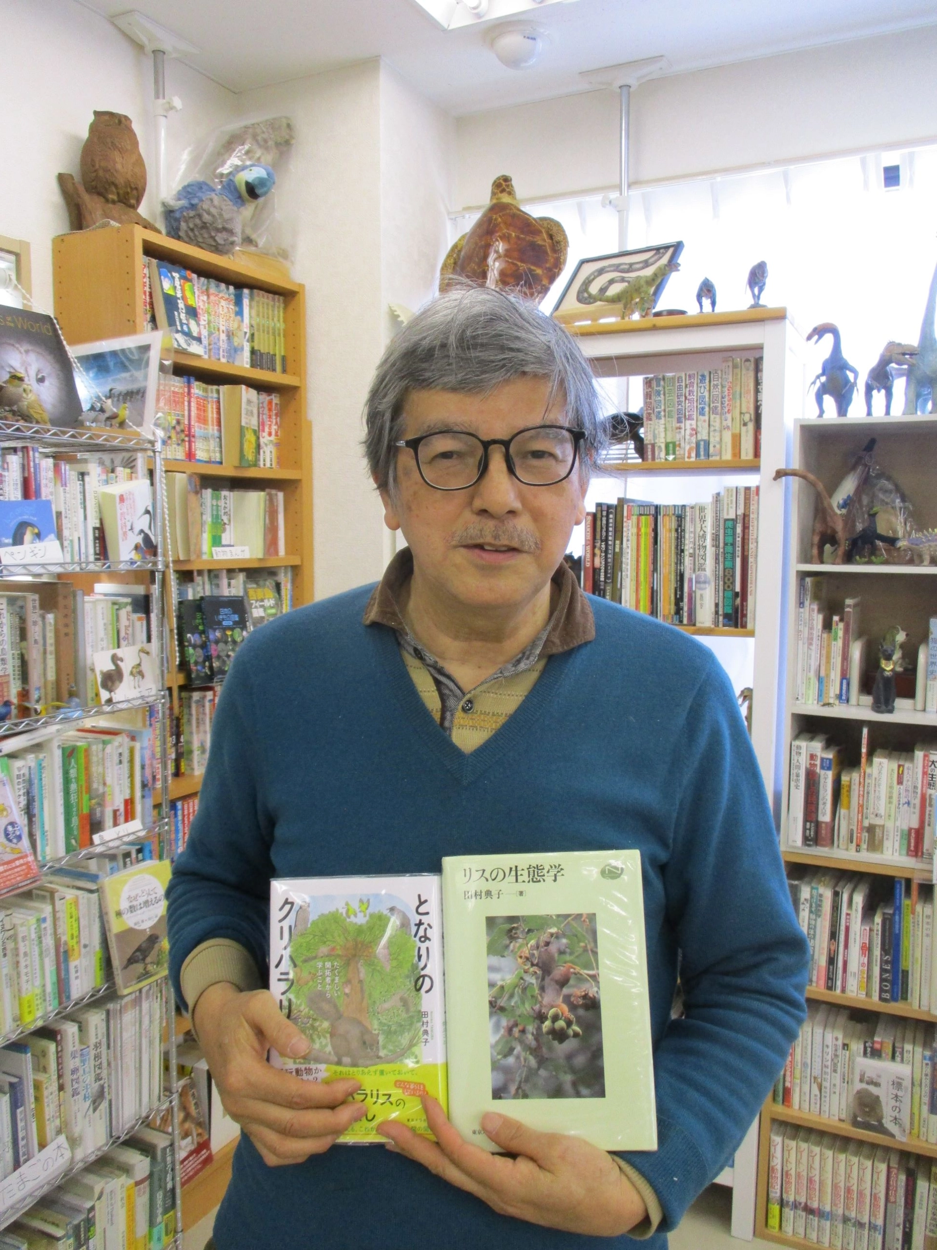 『リスの本棚』動物の専門家　宝川範久さんの私設自然史図書室　八千代市