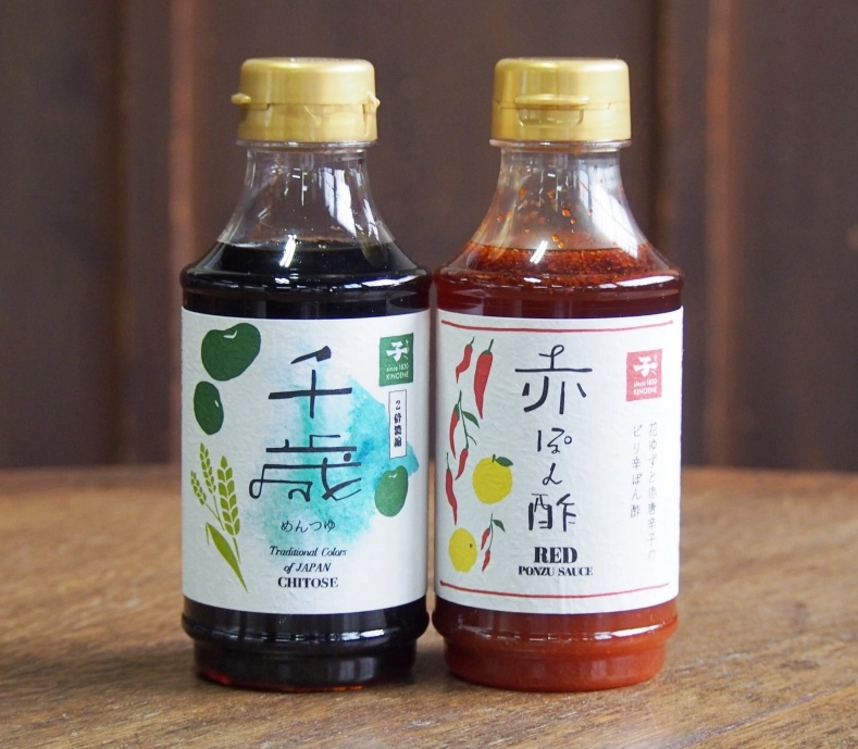 A）めんつゆの「千歳」(300ml PET)と「赤ぽん酢」(300mlPET)のセット
