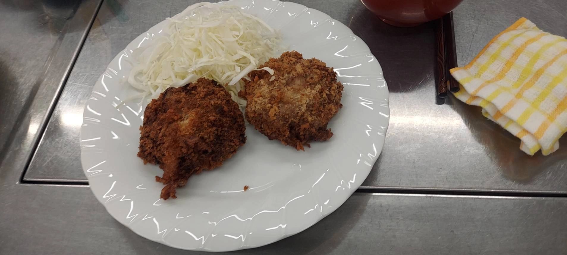 「男のめし支度」サークルの料理　肉汁あふれるメンチカツ